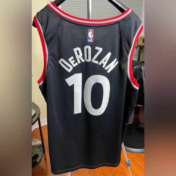 Beautiful Raptors Jersey, 2XL - Picture 2 of 5